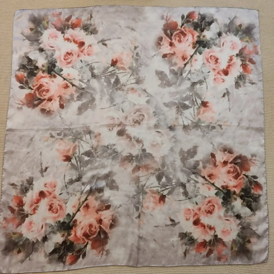 روسری ساتن گلدار
