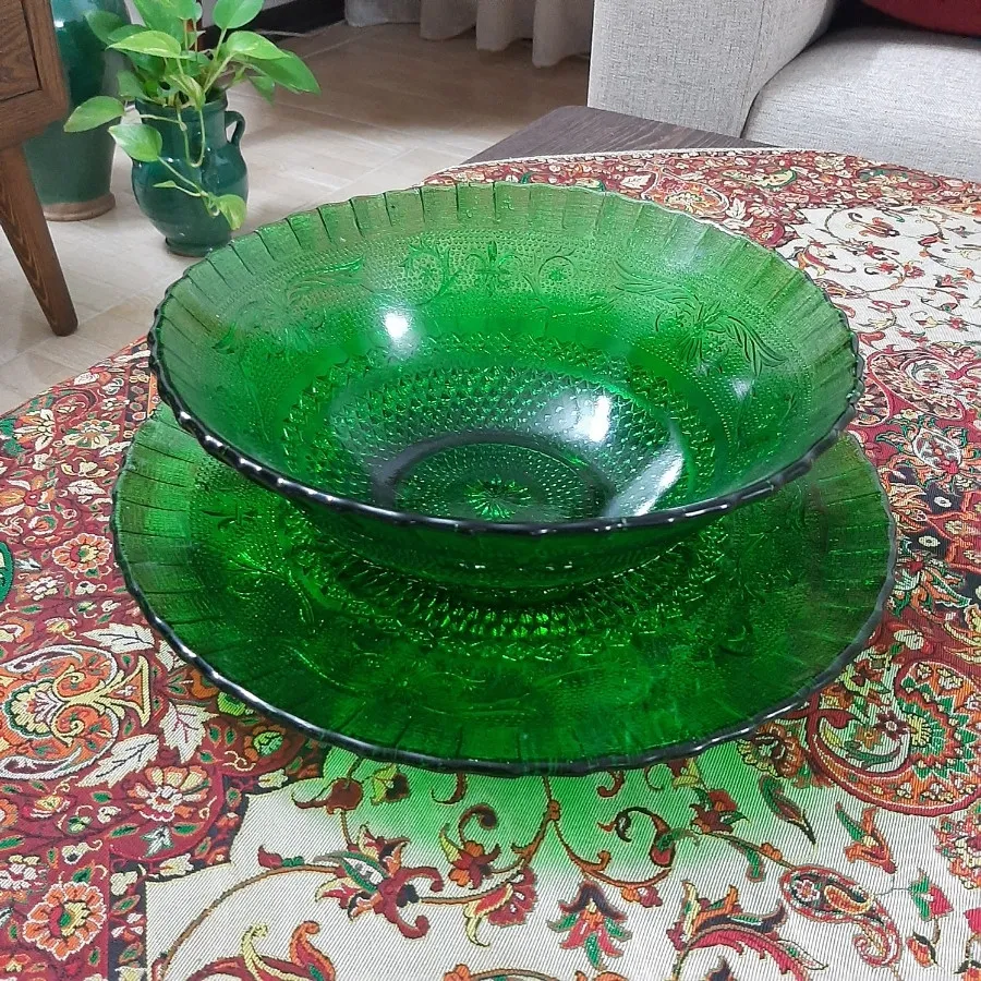 کاسه و بشقاب سبز