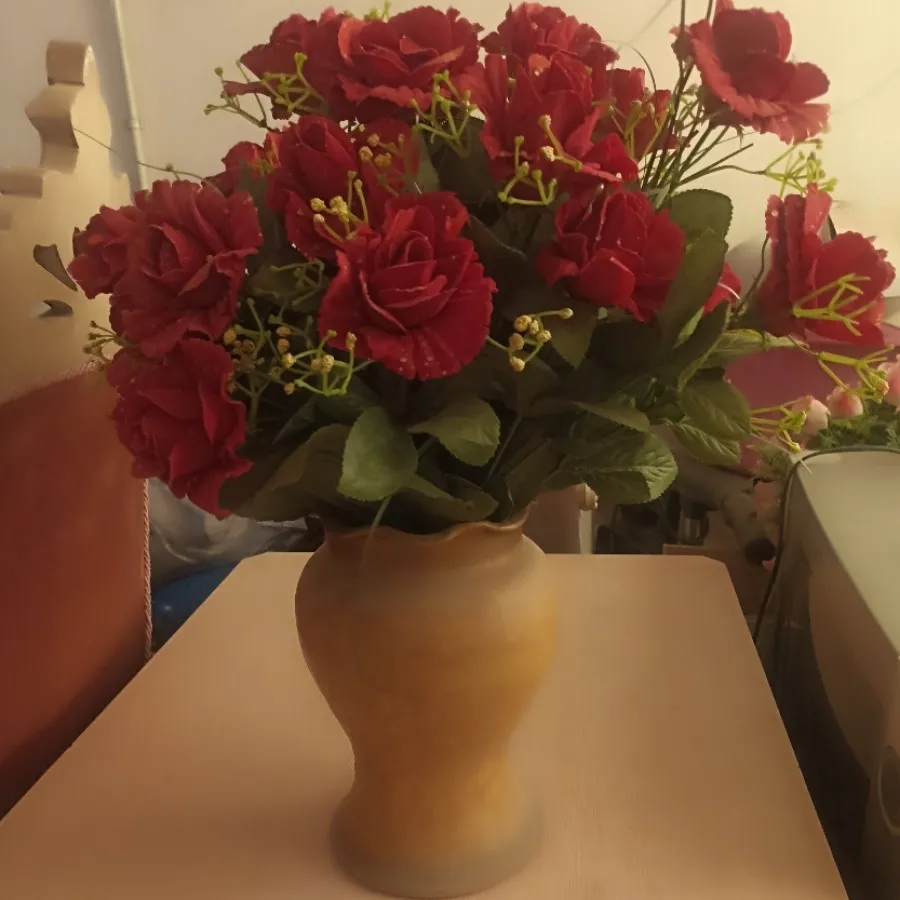 گل رز مخملی با گلدان