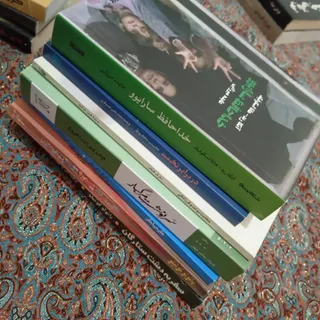 در برابر تخت و..