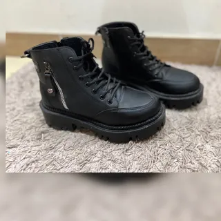 نیم بوت مشکی طرح چرم