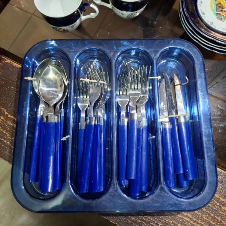 یک ست قاشق و چنگال و چاقو