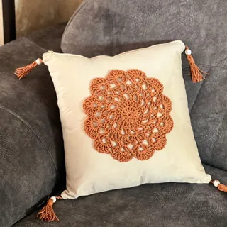 کوسن مخمل با گل رافیا