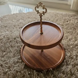 شیرینی خوری دوطبقه چوبی.