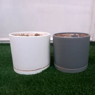 دو تا گلدون طوسی و سفید