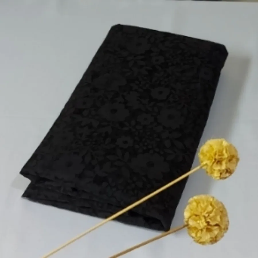 پارچه چادری و لباس مشکی