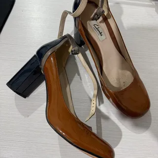 کفش پاشنه دار برند clarks