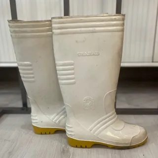 چکمه ایمنی و کار