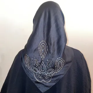 روسری گلدوزی شده