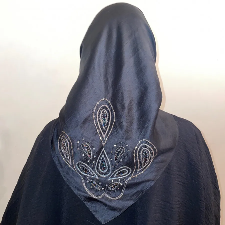 روسری گلدوزی شده