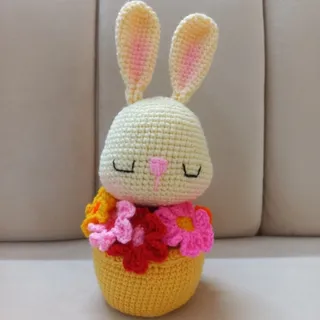 عروسک خرگوش تو گلدون گل