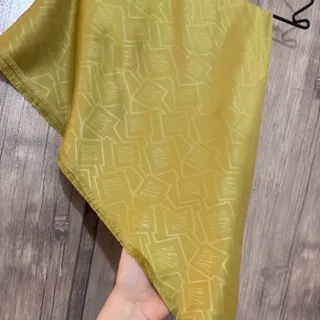 روسری ساتنی زرد طلایی