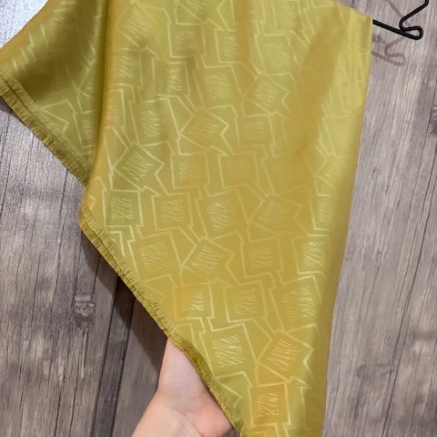 روسری ساتنی زرد طلایی