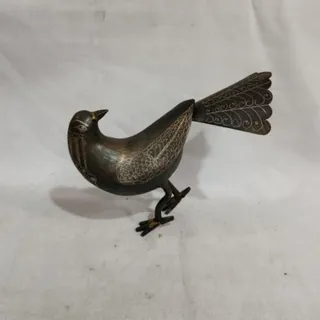 یک عدد مجسمه قدیمی