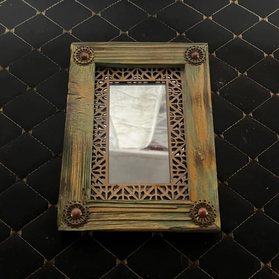 آیینه دیواری کوچک