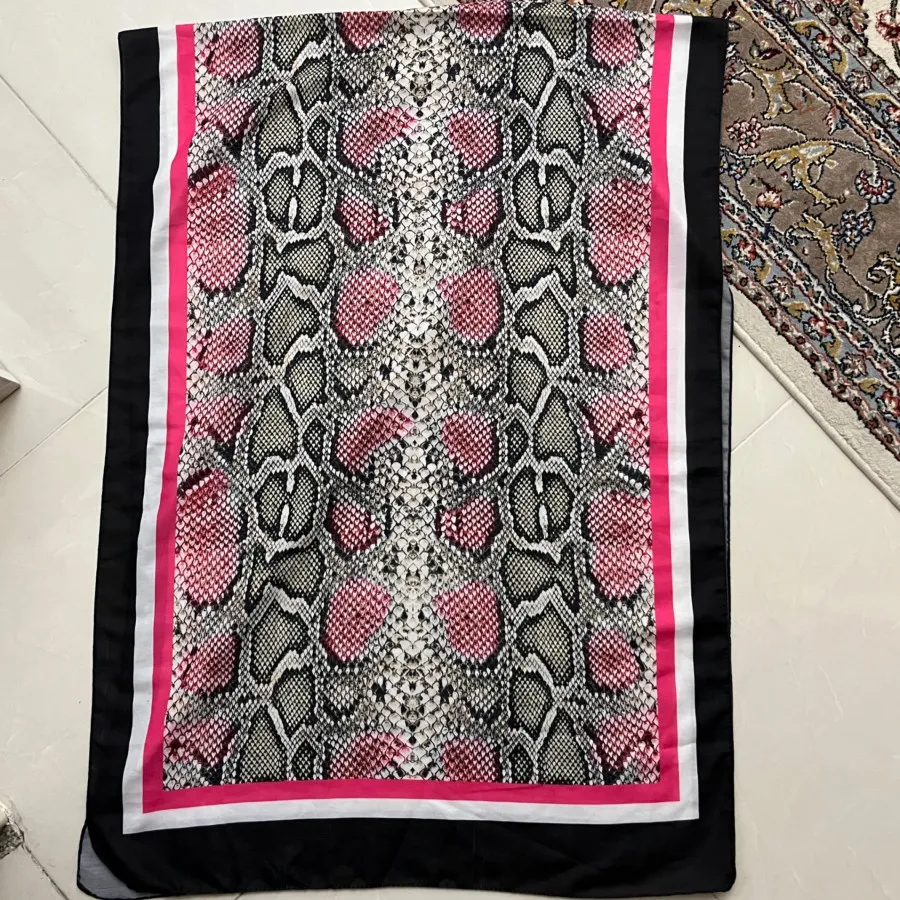 شال مشکی سرخابی