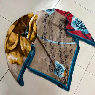 روسری ابریشم دور دست دوز