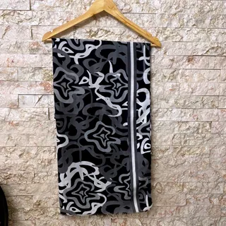 شال سیاه طرح دار