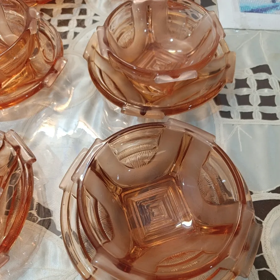 یکدست پیاله و بشقاب چک