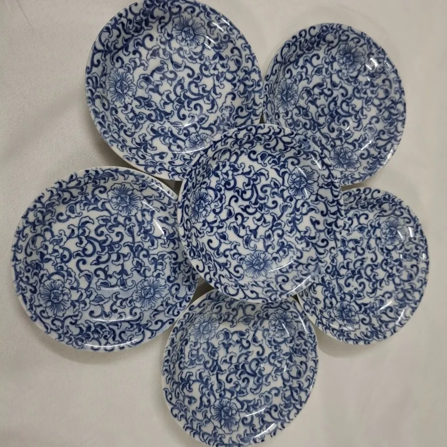 یک دست نعلبکی قدیمی