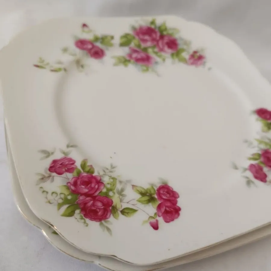 بشقاب گلسرخی چهارگوش ژاپن