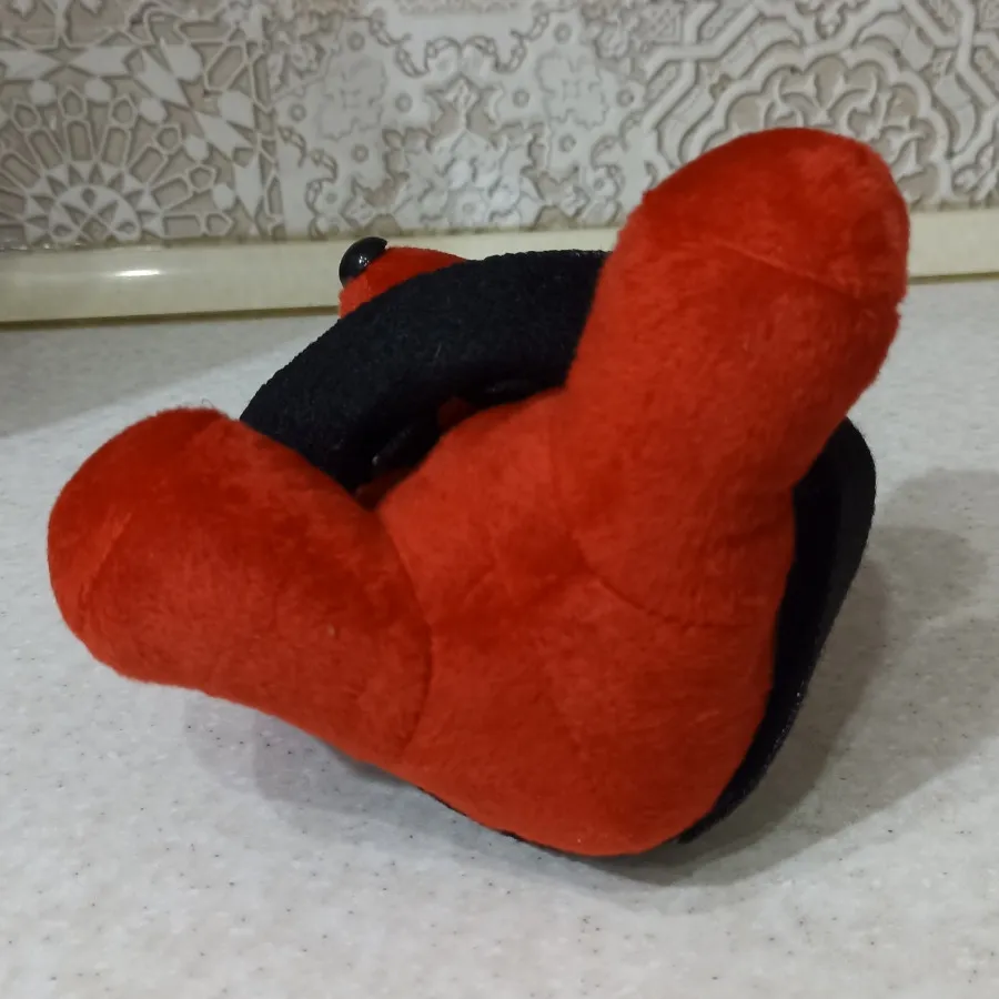 عروسک خرسی قرمز