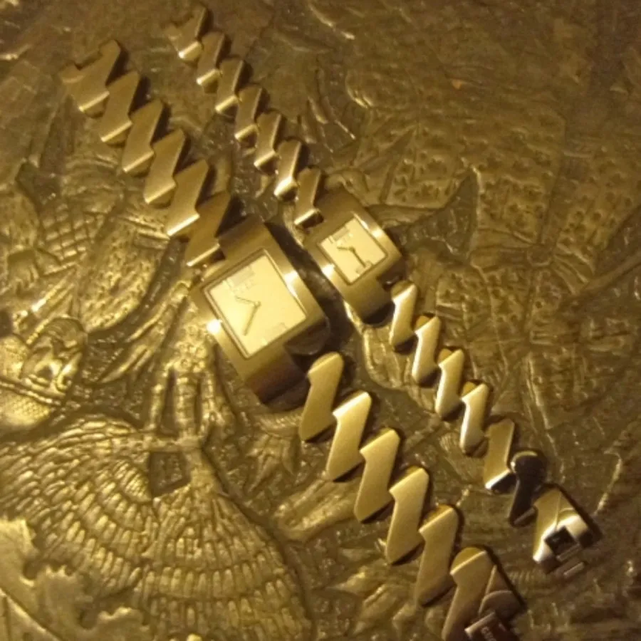 ساعت ست گوچی