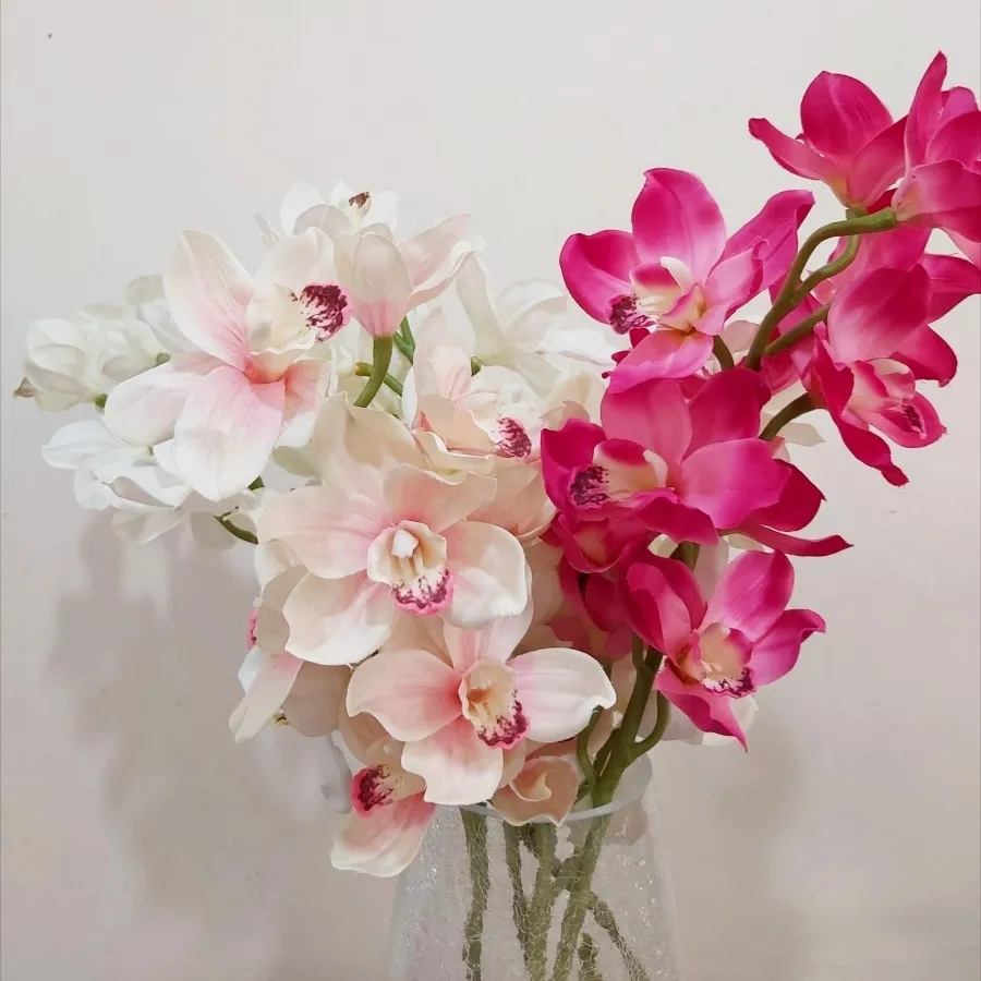 گلدان و گل مصنوعی