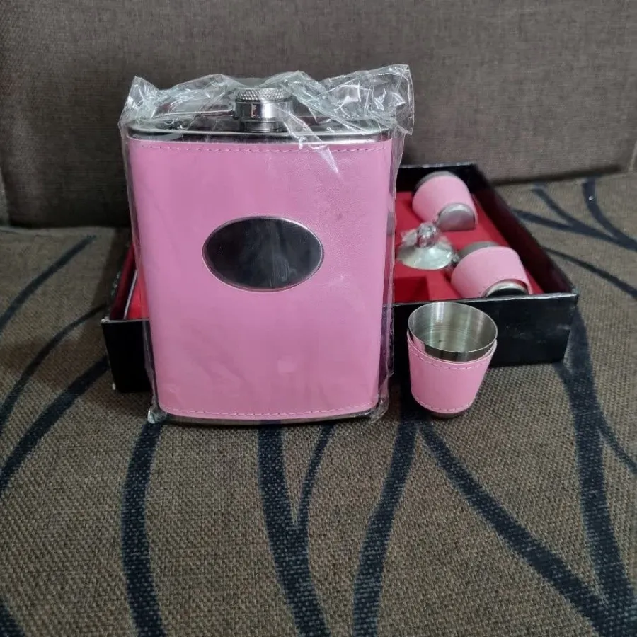 بطری اب و چهار لیوان کوچک