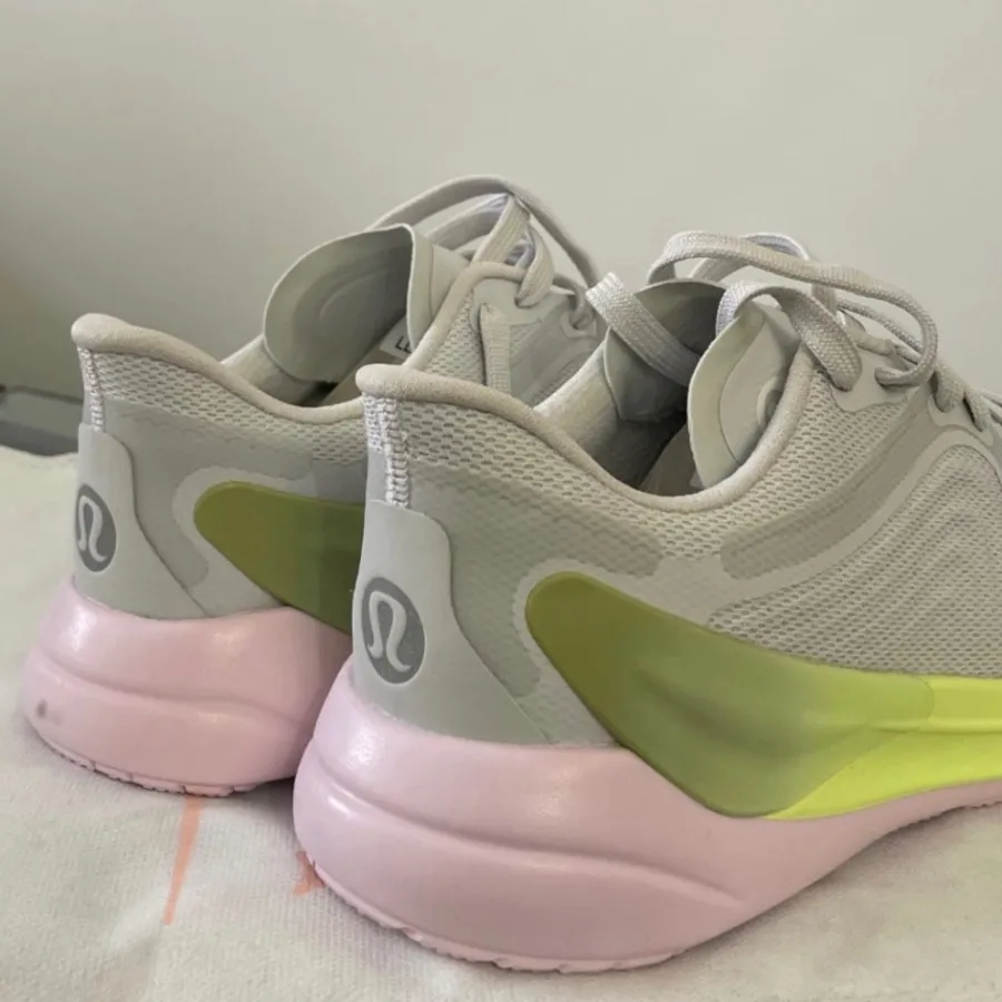 کتونی برند lululemon