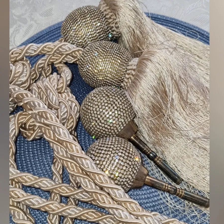 گل میخ و پرده جمع کن