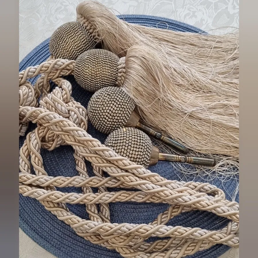 گل میخ و پرده جمع کن