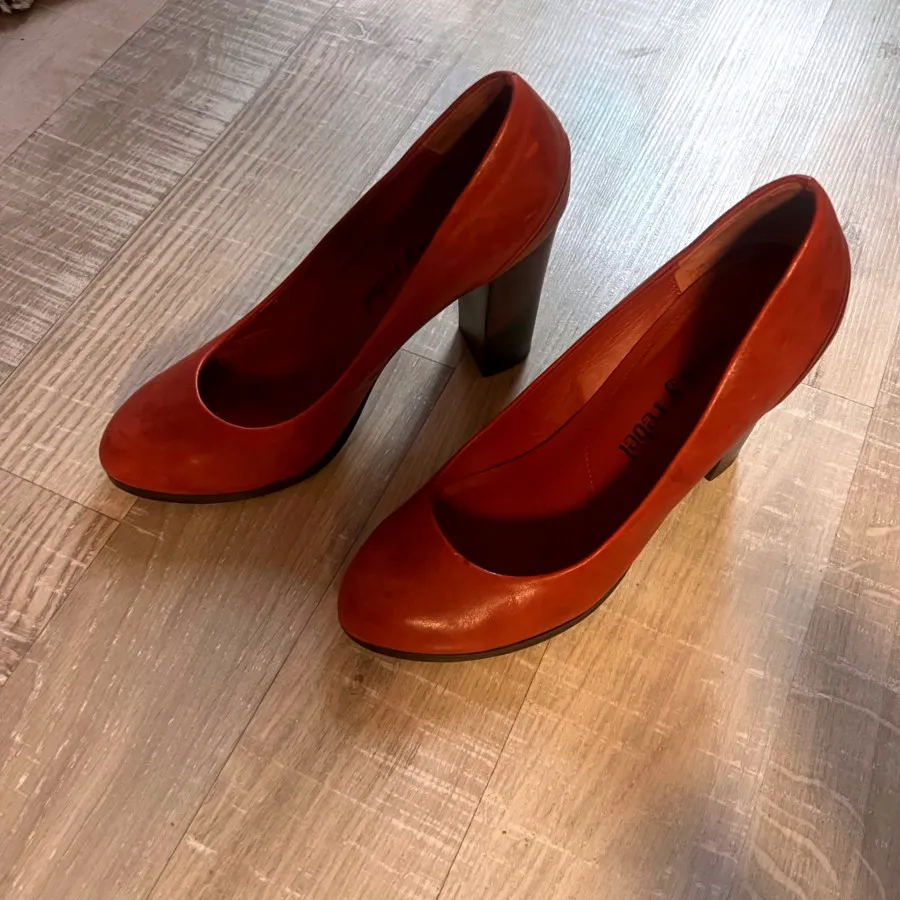 کفش قرمز luxury rebel