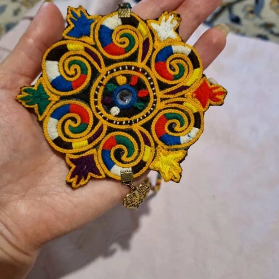 پلاک گردنی رشتی دوزی