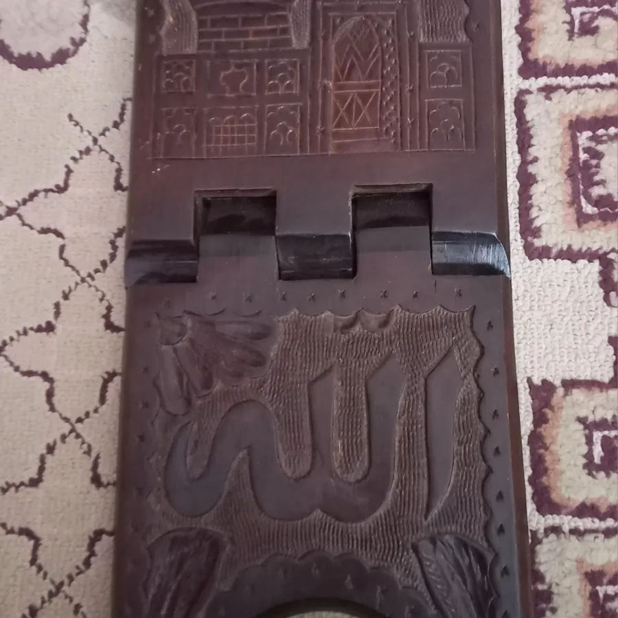 رحل قدیمی زیر قرآن