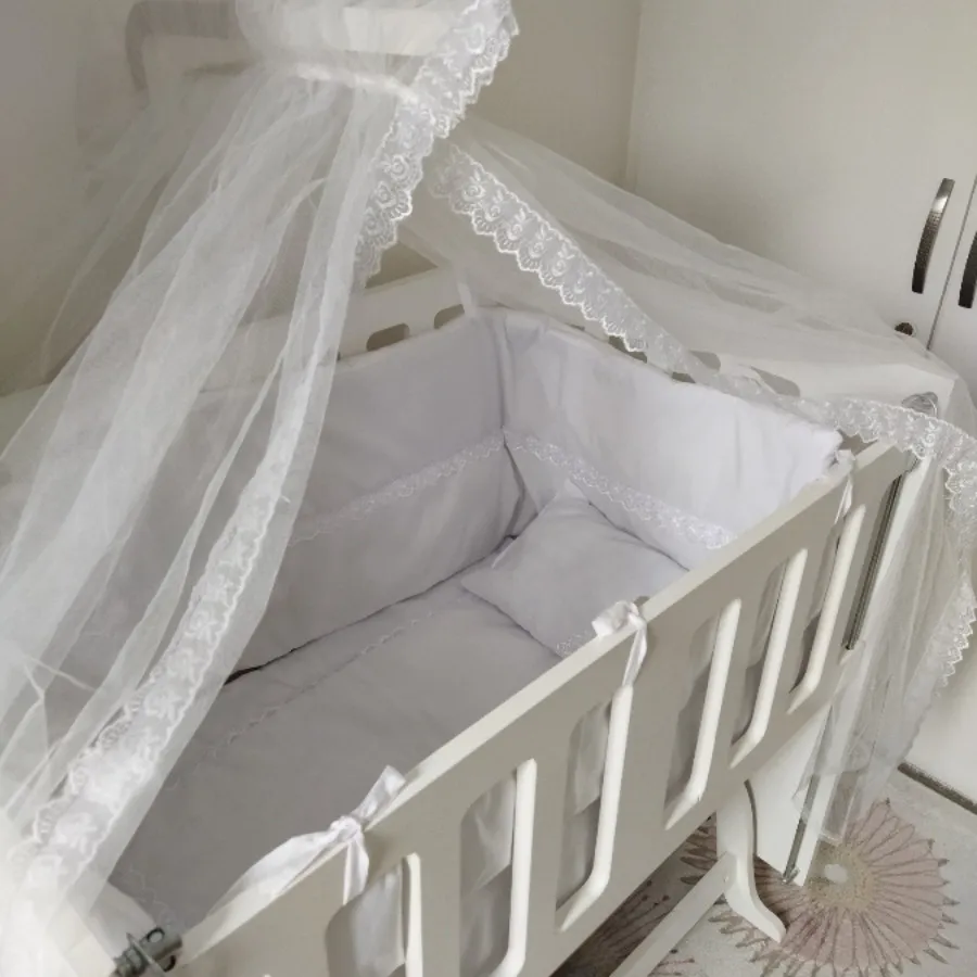 تخت وگهواره کنار مادر