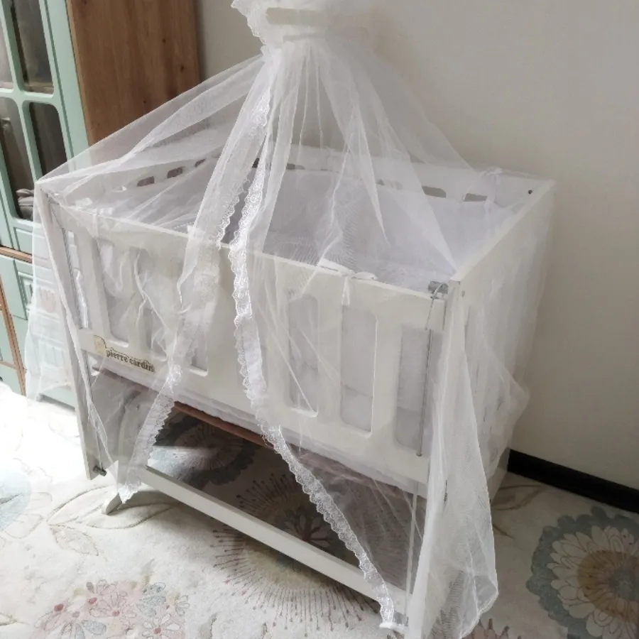 تخت وگهواره کنار مادر