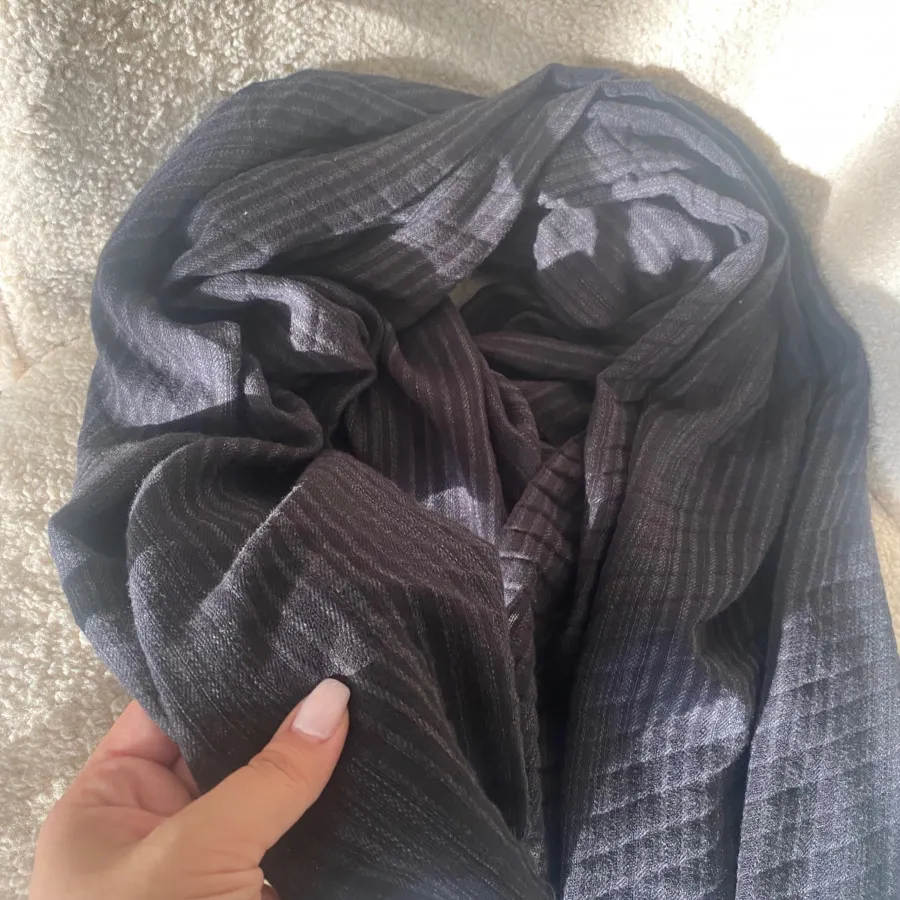 شال مشکی پلیسه
