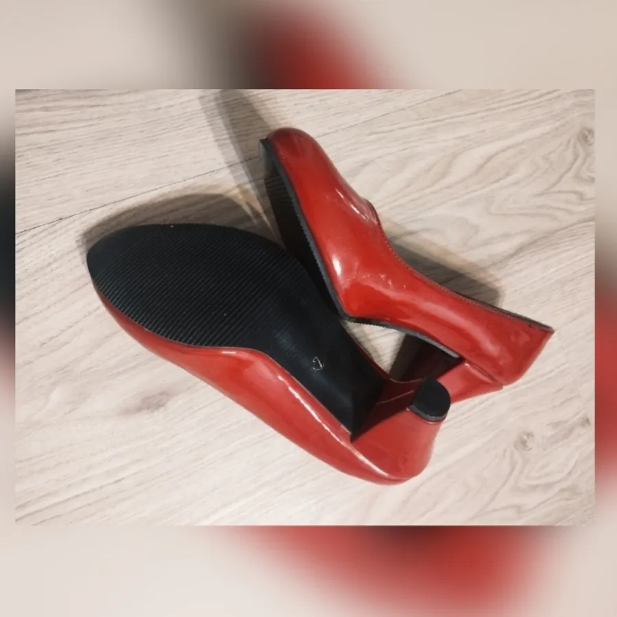 کفش قرمز عروسکی