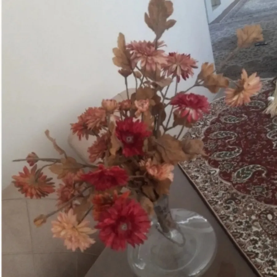 گلدان و گل مصنوعی