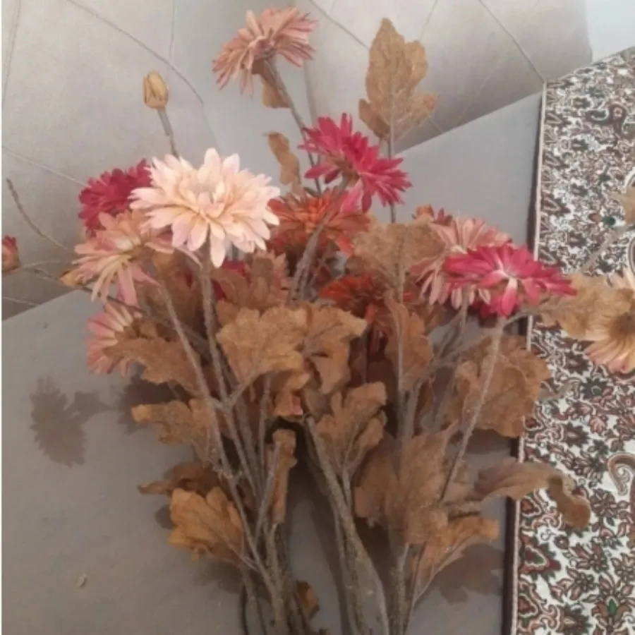 گلدان و گل مصنوعی