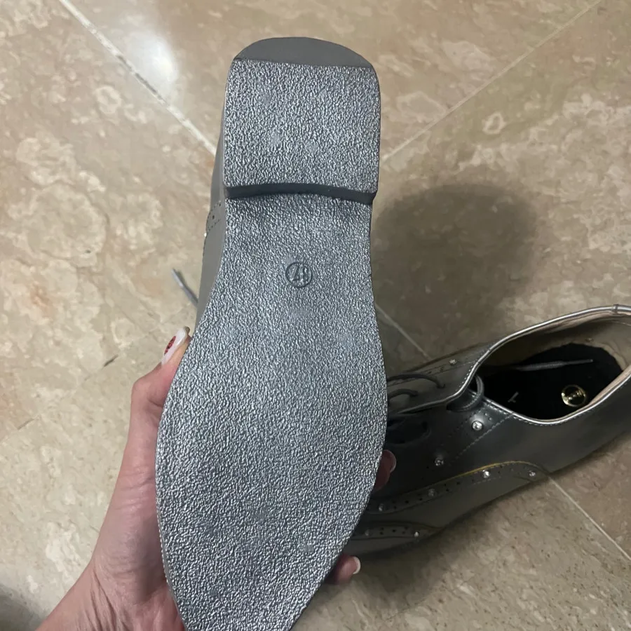 کفش نقره ای