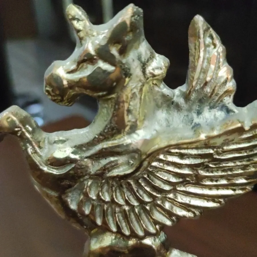 مجسمه اسب تک شاخ فلزی