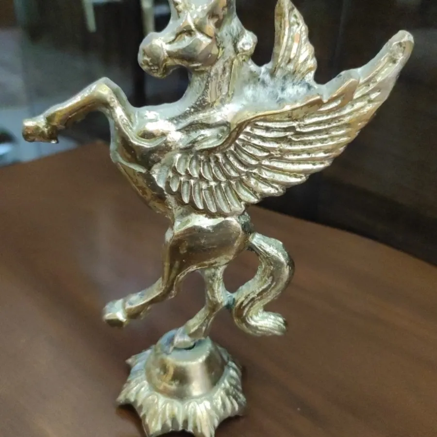 مجسمه اسب تک شاخ فلزی