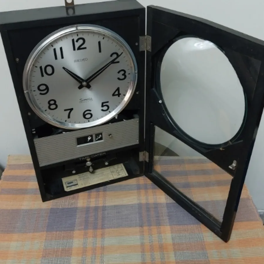 ساعت دیواری قدیمی
