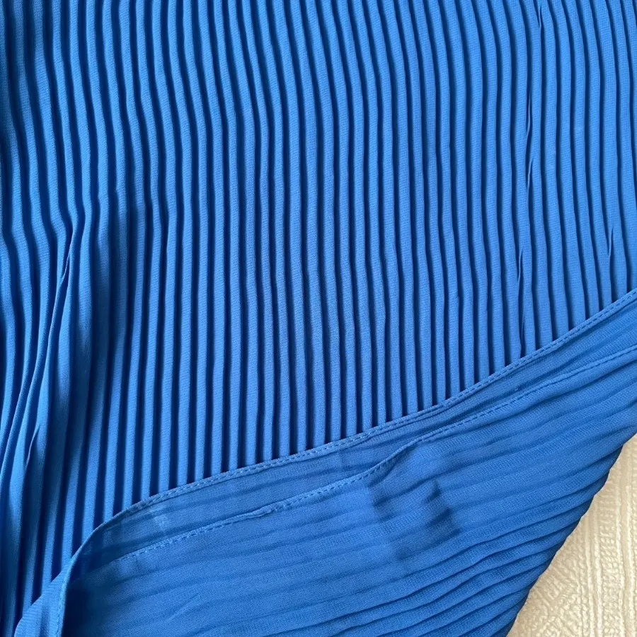 شال آبی پلیسه