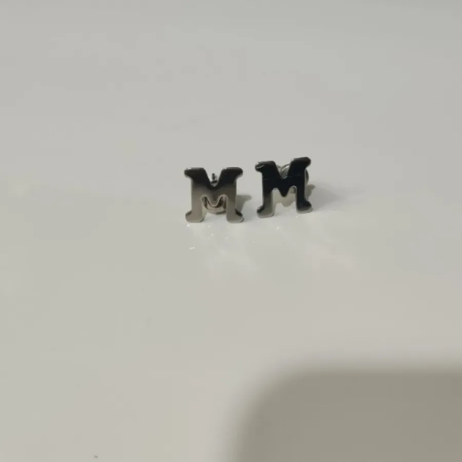 گوشواره حرف M