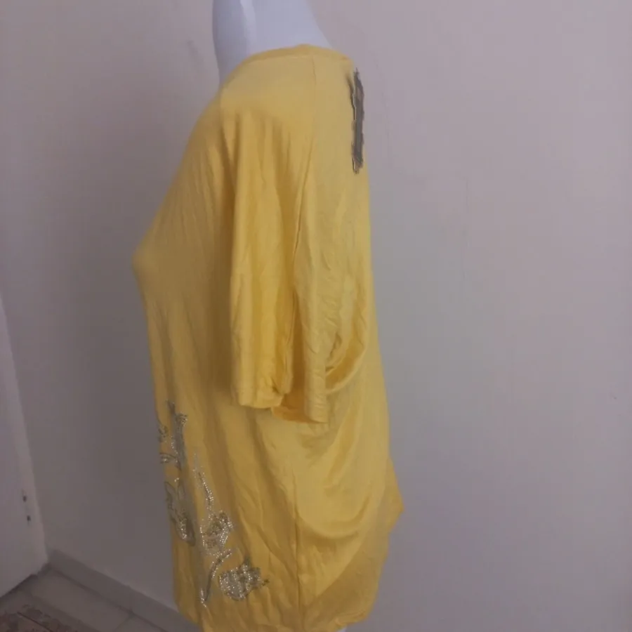 تیشرت زرد نگیندار