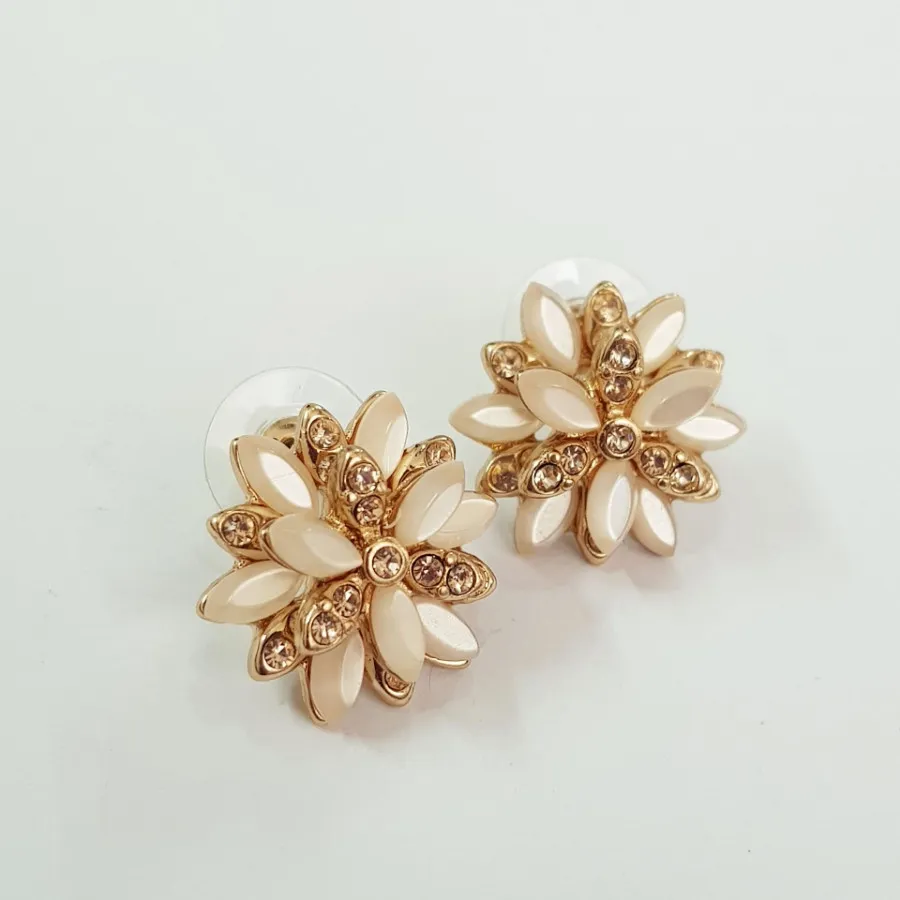 گوشواره طلایی طرح گل نگین