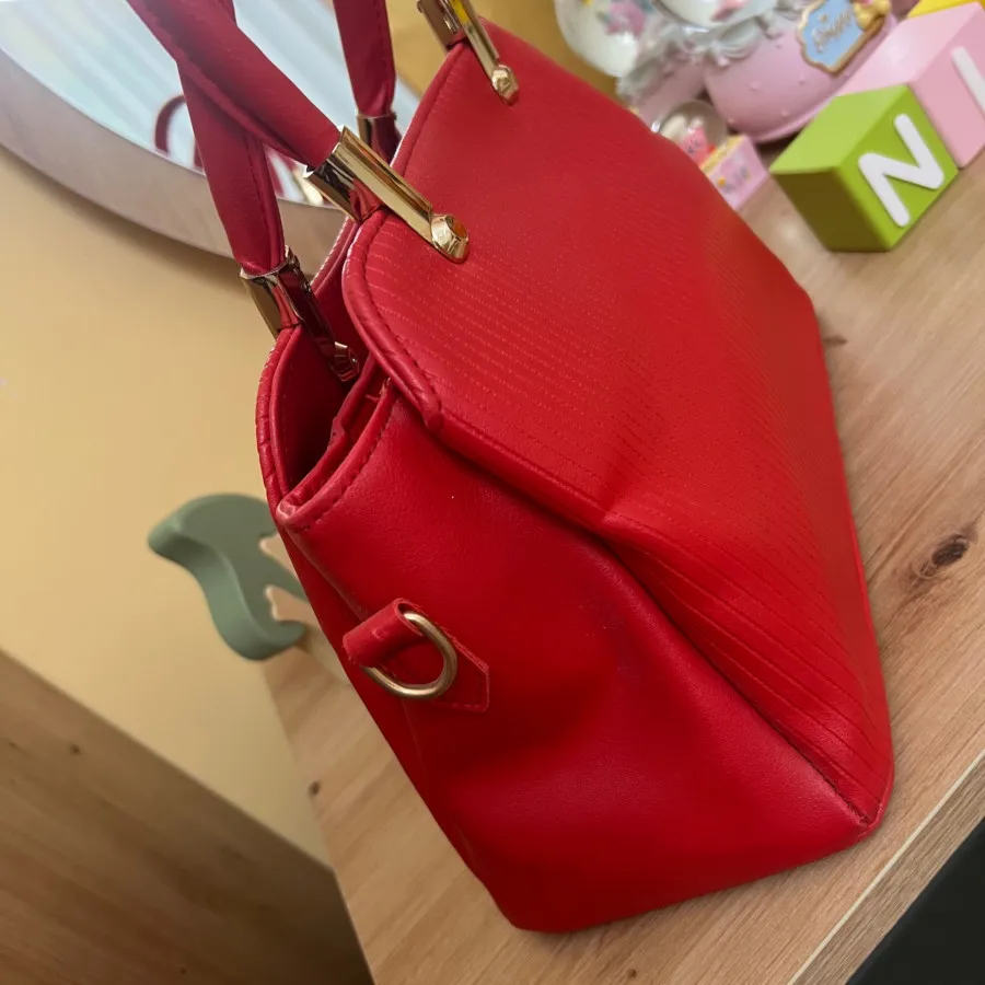 کیف قرمز